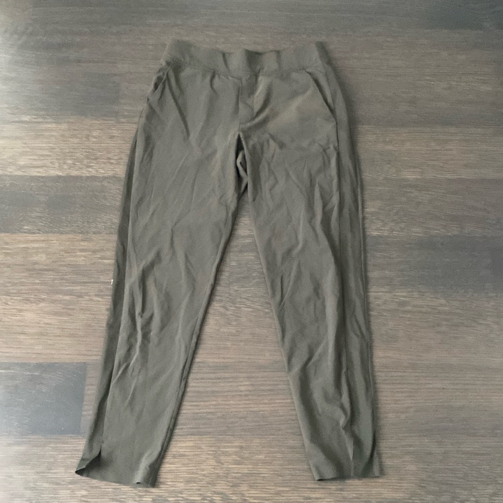 ATHLETA BROOKLYN ANKLE PANT GREY SIZE 2 WITH ZIPPER POCKETS IN THE BACK